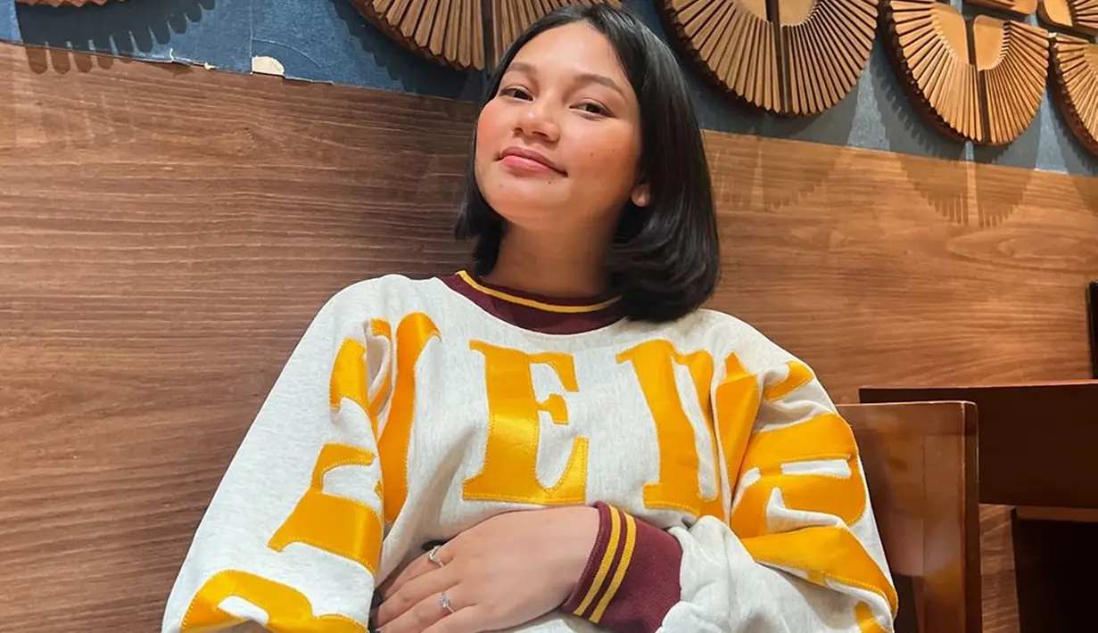 Sinta akhirnya menunjukkan baby bump-nya yang berusia 23 minggu. Dengan rambut pendek, adik ipar Arie Kriting ini jadi semakin terlihat fresh. Senyum manisnya membuat aura bumil semakin terpancar. Sama seperti Indah Pematasari, sang adik juga kerap tampil bare face alias tanpa makeup. (Liputan6.com/IG/@sintamutiarabell)