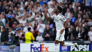 Pemain Real Madrid, Aurelien Tchouameni, merayakan gol pembuka timnya dalam leg kedua play-off Liga Champions melawan Benfica di Santiago Bernabeu, Kamis (26/2/2026) dini hari WIB. (AP Photo/Manu Fernandez)