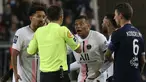 Penyerang Paris Saint-Germain (PSG) Kylian Mbappe (tengah) bereaksi saat mendapat kartu kuning pada matchday ke-13 Liga Prancis 2021/2022 melawan Bordeaux di Stadion Matmut Atlantique, Minggu (7/11/2021) dini hari WIB. PSG menang tipis 3-2, dengan dua gol disumbangkan Neymar. (AP Photo/Bob Edme)