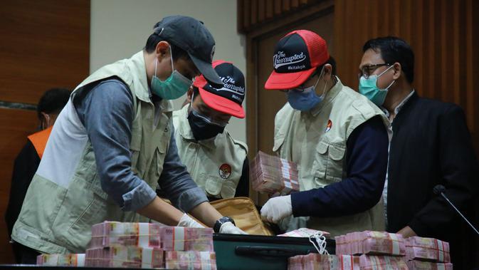 KPK memperlihatkan barang bukti berupa uang sekoper yang menjerat Gubernur Sulsel Nurdin Abdullah. (Dok.KPK)