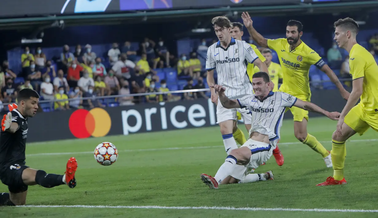 Skor 2-1 tak bertahan lama. Sepuluh menit kemuadian, Atalanta menyamakan skor 2-2 melalui Robin Gosens usai memanfaatkan umpan dari Aleksey Miranchuk. (Foto: AP/Alberto Saiz)