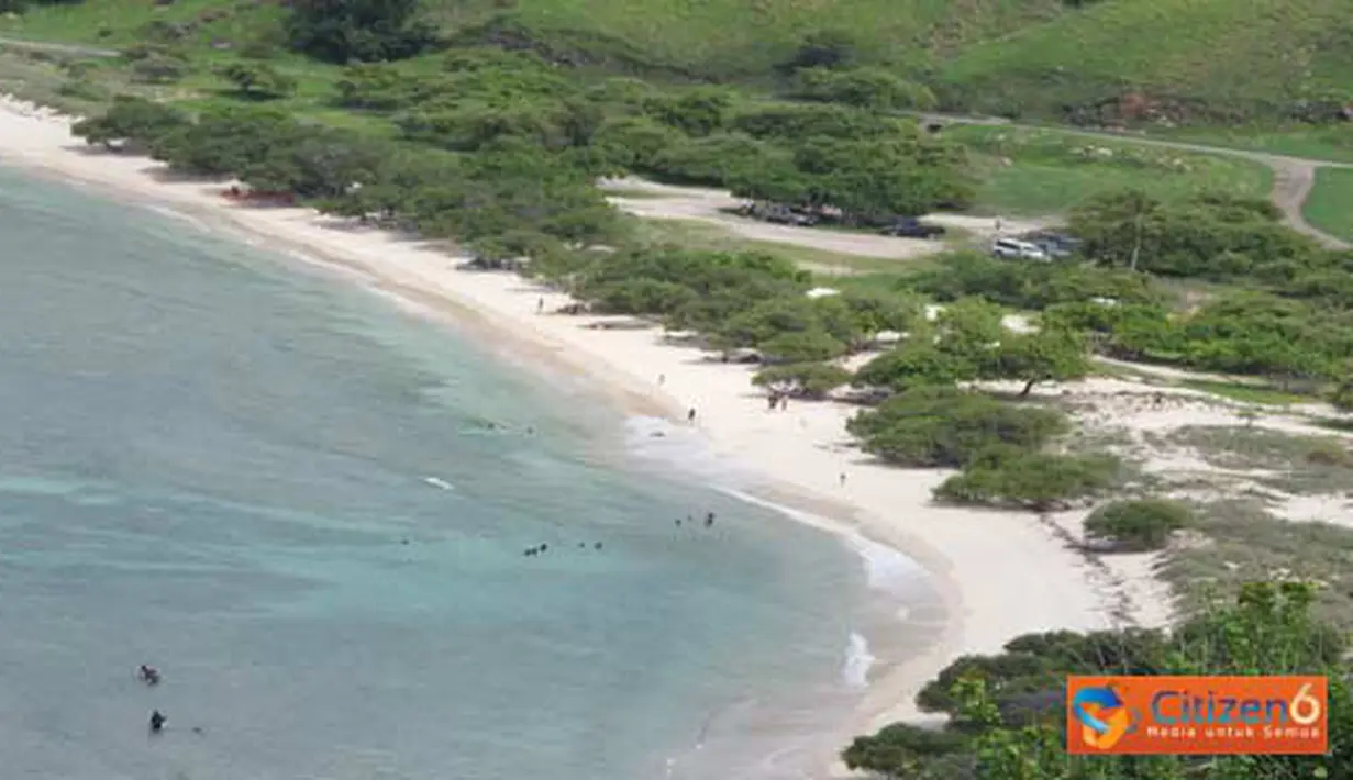Citizen6, Timor Leste: Pantai Pasir Putih ketika diabadikan dari atas puncak Bukit Fatucama, Kristus Raja, sebelah timur Kota Dilli, merupakan objek wisata rohani populer di Timor Leste. (Pengirim: Pongky Seran)