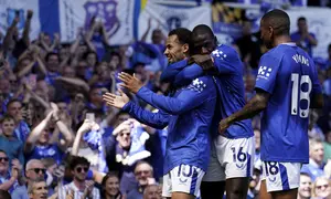 Pemain Everton, Iliman Ndiaye merayakan golnya ke gawang Southampton dalam laga lanjutan Liga Inggris 2024/2025 di Goodison Park, Liverpool, Inggris, Minggu (18/05/2025) waktu setempat. (AP Photo/PA/Martin Rickett)