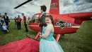 Carlie Wittman bersiap menaiki helikopter dari snack Doritos untuk mengikuti promnite sekolah di Newton, Kansas (22/4). Carlie Wittman merupakan adik dari sahabat Wedel yang menderita down Syndrome. (Brett Deering/AP Images for Doritos)