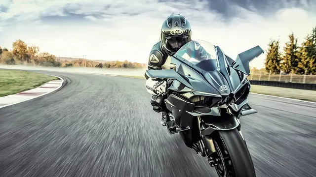 Ninja H2 R ABS jadi varian paling buas dengan tenaga 321,5 hp, khusus lintasan balap, dipasarkan dengan harga USD 59.100 (Ninja)
