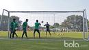 Asisten pelatih Timnas U-22, Eduardo Perez memberikan tips kepada kiper Timnas pada sesi latihan di Lapangan SPH, Karawaci, Jumat (17/3/2017). Timnas U-22 berlatih guna melawan Myanmar pada laga persahabatan 21 Maret 2017. (Bola.com/Nicklas Hanoatubun)