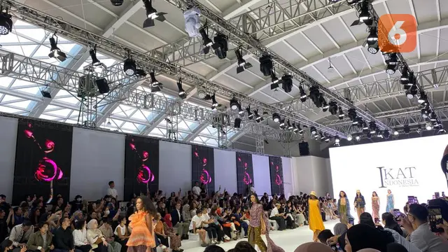 Napas Kepercayaan Diri dan Ekspresi Perempuan dalam Koleksi Bernuansa Bunga dan Lipatan di JFW 2024