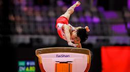 Pesenam putra Jepang, Shinnosuke Oka beraksi dalam nomor meja lompat pada babak kualifikasi Kejuaraan Dunia Gimnastik 2025 di Indonesia Arena, Senayan, Jakarta, Minggu (19/10/2025). (Bola.com/Bagaskara Lazuardi)