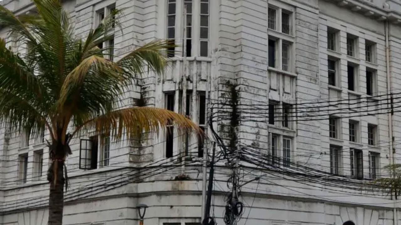 Tradisi baju  Lebaran juga dipandang oleh para kolonialis sebagai kebiasaan yang menyerupai tahun baru di Eropa.