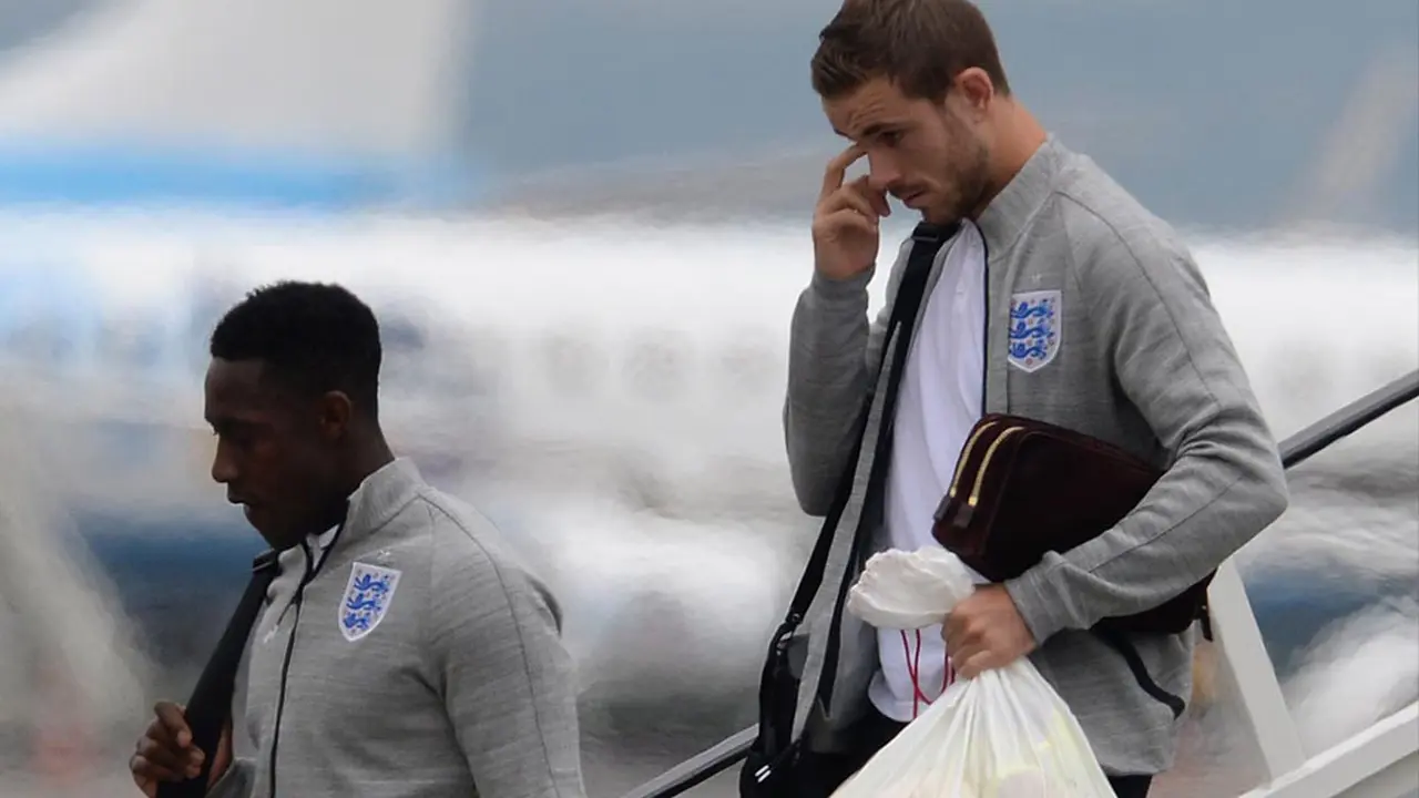  Ekspresi Kekalahan Pemain Inggris Saat Tiba di Kampung Halaman