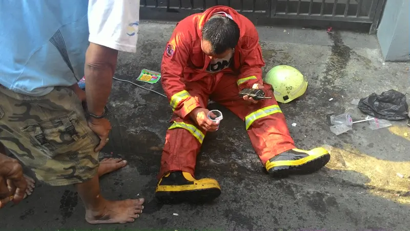 Petugas pemadam kebakaran di Cawang 