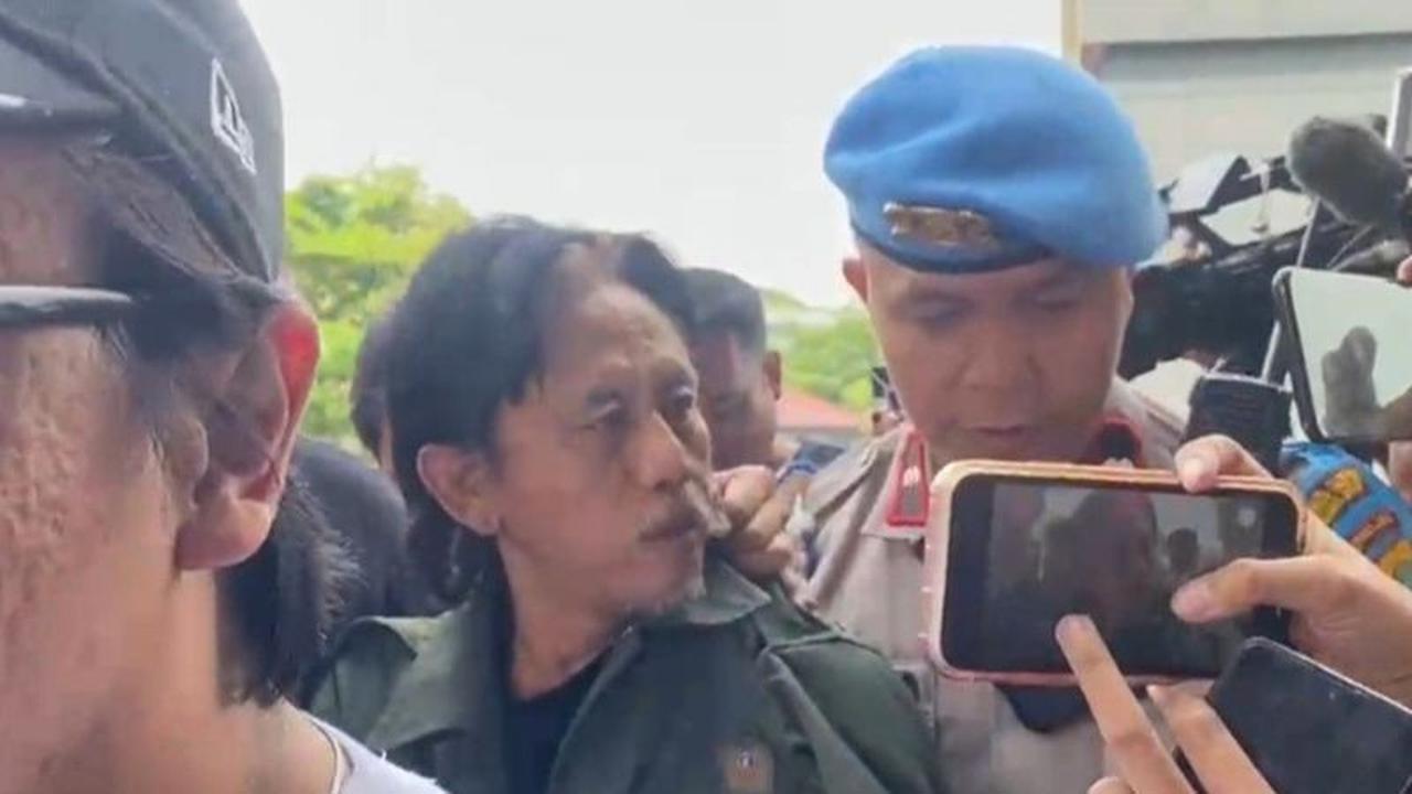 Kang Mus' Epy Kusnandar Isap Ganja di Atas Pohon Jam 4 Pagi