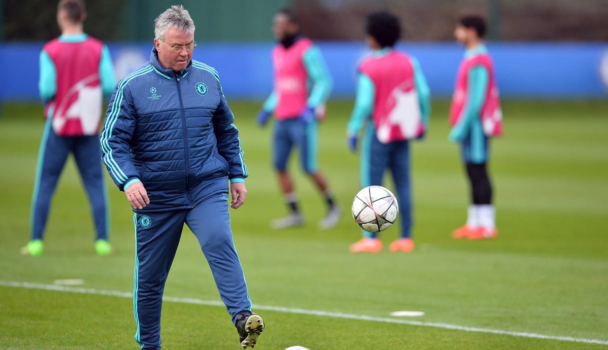 Guus Hiddink bermain sepak bola pada klub De Graafschap tahun 1967, PSV Eindhoven, NEC Nijmegenleads, dipinjam ke klub  Washington Diplomats 1978, San Jose Earthquakes 1980, namun Hiddink lebih sukses sebagai pelatih.  (AFP/Glyn Kirk)