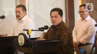 Menteri BUMN Erick Thohir (tengah) bersama Jaksa Agung ST Burhanuddin (kiri) saat menyampaikan keterangan usai pertemuan terkait penyerahan pengelolaan aset perkara Jiwasraya dan Asabri dari Kejaksaan Agung kepada Kementerian BUMN di Gedung Kejaksaan Agung, Jakarta, Senin (6/3/2023). Dalam pertemuan tersebut, Erick Thohir mengungkapkan ada penemuan kasus baru untuk diproses dan diselidiki oleh Kejaksaan Agung. (Liputan6.com/Faizal Fanani)