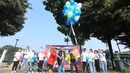 CEO PT Kalimatera Kotawaringin Rahmat (KKR), Raden Rahmat Bastian, melepas balon saat membuka acara "Fourfeo Soccer Tournament" di Lapangan Rugby Gelora Bung Karno (GBK), Jakarta Pusat, pada Minggu (11/8/2024). (Bola.com/M Iqbal Ichsan)