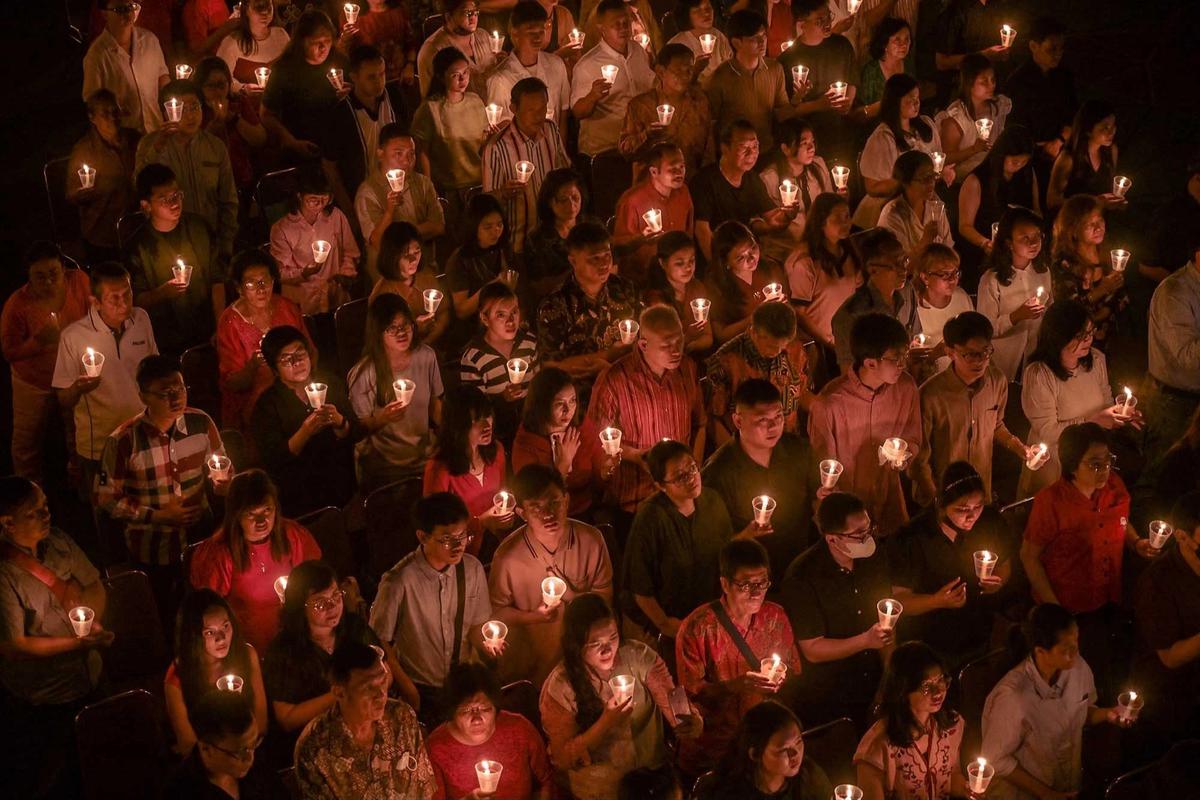 FOTO: Ribuan Lilin Menyala dalam Doa Natal di Gereja Bethany Nginden Surabaya