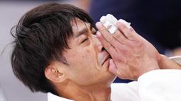 Pejudo Chinese Taipei, Yang Yung-wei, tampak kecewa hingga air mata usai ditaklukkan pejudo tuan rumah, Naohisa Takato, dalam perebutan medali emas judo 60kg putra pada Olimpiade Tokyo 2020 Tokyo. (Foto: AP/Jae C.Hong)