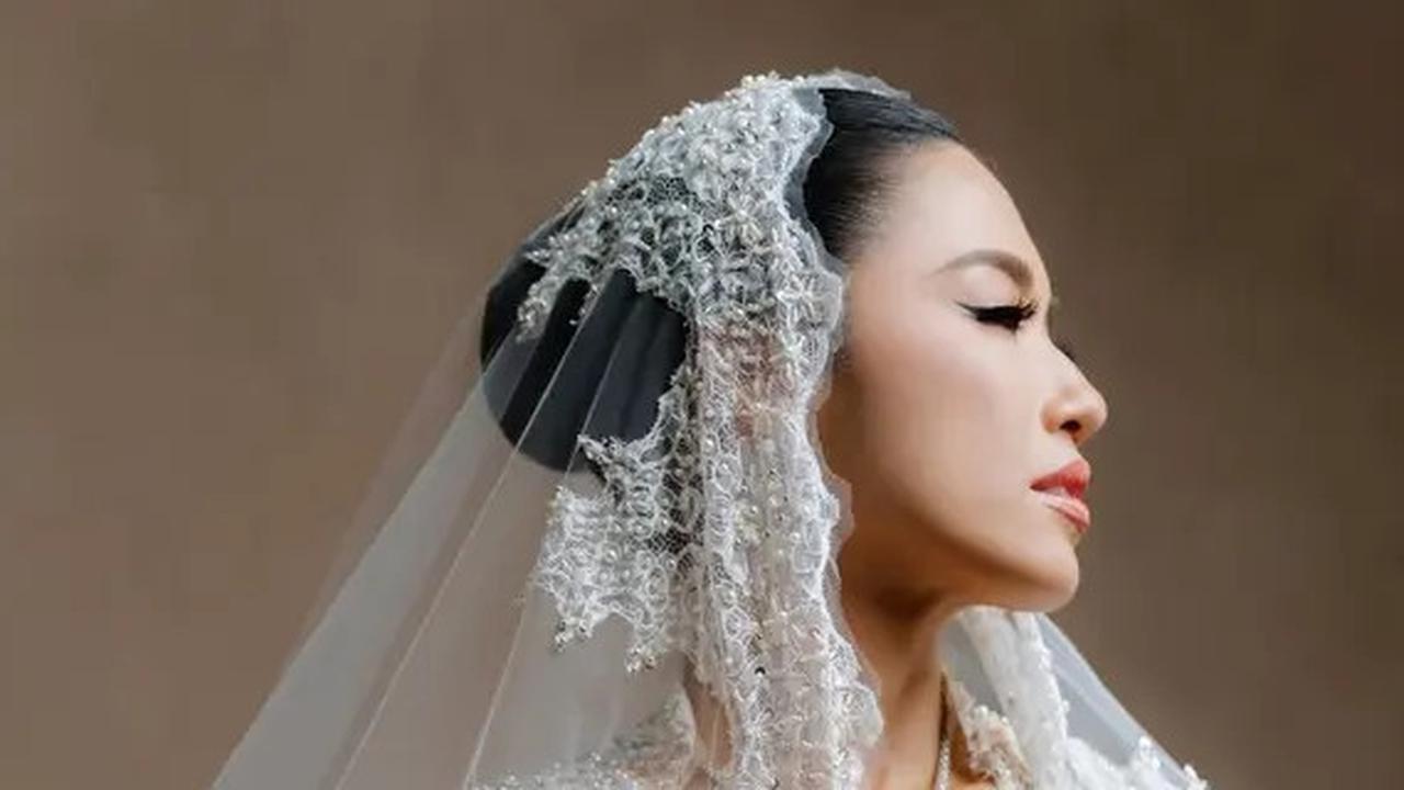 Resmi Jadi Menantu Hotman Paris, Intip 6 Potret Cantik Anggun Winona Delany di Rangkaian Pernikahannya dengan Frank Hutapea
