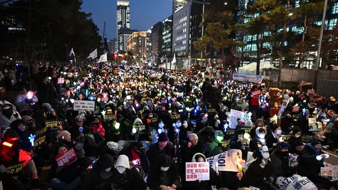 Cahaya Light Stick K-Pop Warnai Desakan Pemakzulan Presiden Yoon Suk Yeol