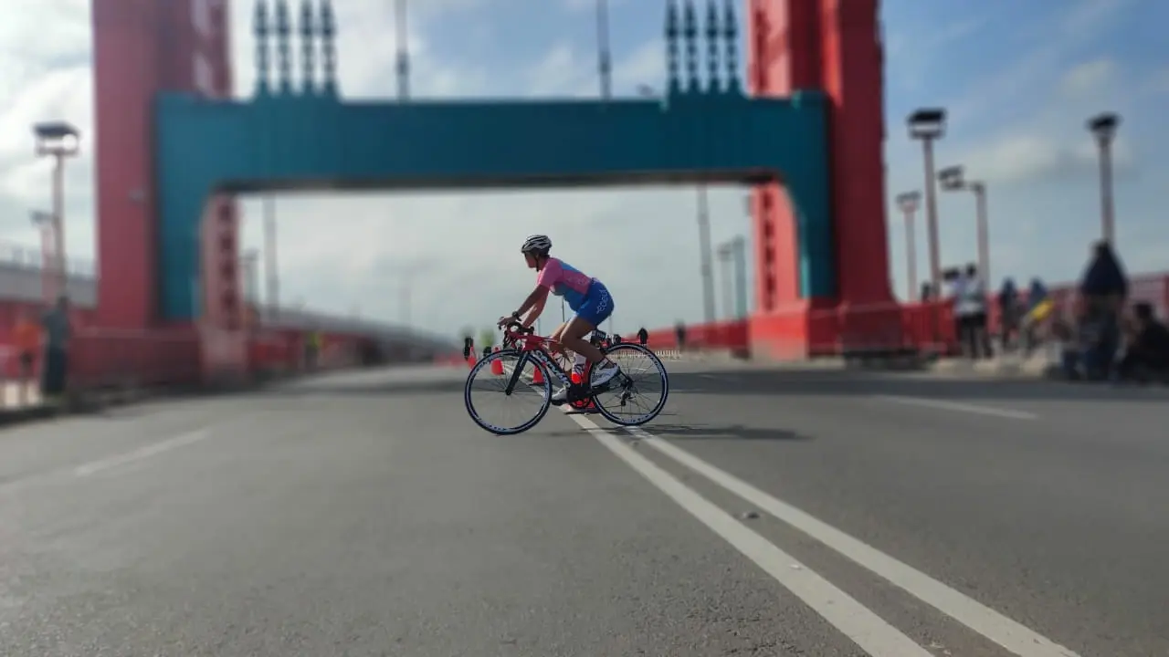 Ratusan Peserta Palembang Triathlon 2020 Bersepeda Lintasi Jembatan Ampera