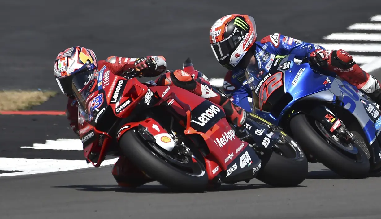 Usai insiden tersebut Jack Miller (kiri) dan Alex Rins sempat bergantian menjadi pimpinan lomba. (AP/Rui Vieira)