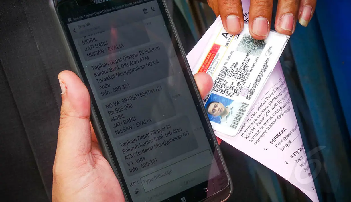 Sistem baru ini untuk menghilangkan praktek 'uang damai' dalam urusan parkir liar, Jakarta, Senin (1/9/14). (Liputan6.com/Faizal Fanani) 