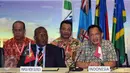 Kapolri, Jenderal Tito Karnavian (kanan) menjawab pertanyaan bersama perwakilan empat negara Melanesia Spearhead Group (MSG) di Jakarta, Selasa (14/3). MSG adalah organisasi antar pemerintah negara Melanesia. (Liputan6.com/Helmi Fithriansyah)