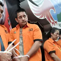 Ekspresi artis Ibrahim Salahuddin atau Ibra Azhari (kedua kiri) saat dihadirkan dalam rilis kasus narkoba di Gedung Direktorat Narkoba Polda Metro Jaya, Jakarta, Senin (23/12/2019). Selain Ibra, dalam penangkapan tersebut polisi juga mengamankan dua tersangka lainnya. (merdeka.com/Iqbal Nugroho)