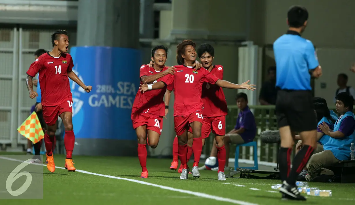 Pemain depan Myanmar U-23, Shine Thura (20) berlari merayakan golnya ke gawang Indonesia di penyisihan grup A Sea Games 2015 di Stadion Jalan Besar, Singapura, Selasa (2/6/2015). Indonesia kalah 4-2. (Liputan6.com/Helmi Fithriansyah)