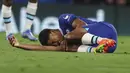Chelsea harus kehilangan sang pencetak gol Wesley Fofana pada menit ke-38. Ia mengalami cedera dan harus ditarik keluar. Skor 1-0 pun bertahan hingga babak pertama usai. (AP/Ian Walton)