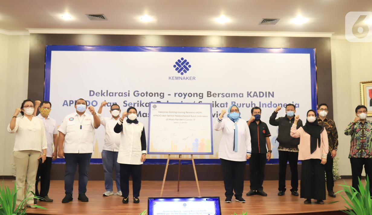 Menaker Ida Fauziyah bersama pimpinan KADIN, APINDO, KSPSI, KSBSI dan Serikat Pekerja atau Buruh membacakan Deklarasi Gotong Royong menyikapi pandemi Covid-19 dalam masa PPKM Darurat di Kemnaker, Jakarta Selasa (13/7/2021). Deklarasi berisikan enam poin. (Liputan6.com/HO/Kemnaker)