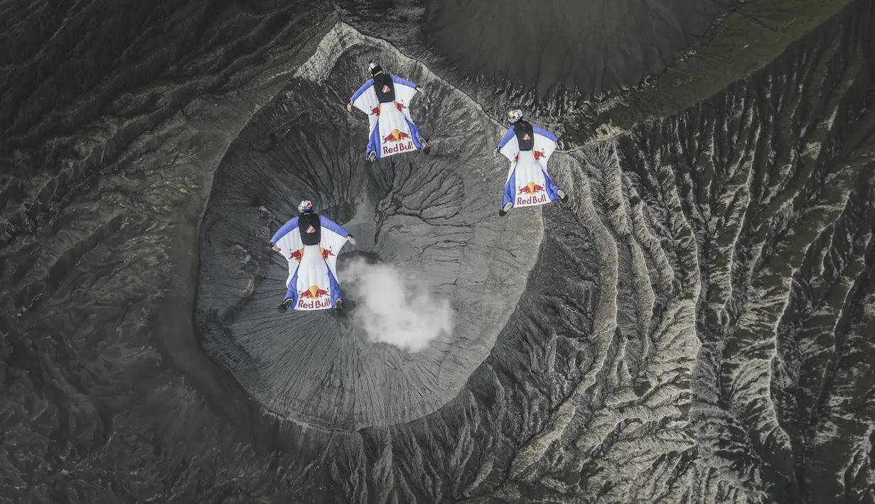 Tim Red Bull Skydive mencatat sejarah menjadi tim yang pertama kali melakukan penerjunan dengan wingsuit di atas Gunung Bromo, Jawa Timur. 2 Maret 2015. (Red Bull Content Pool)