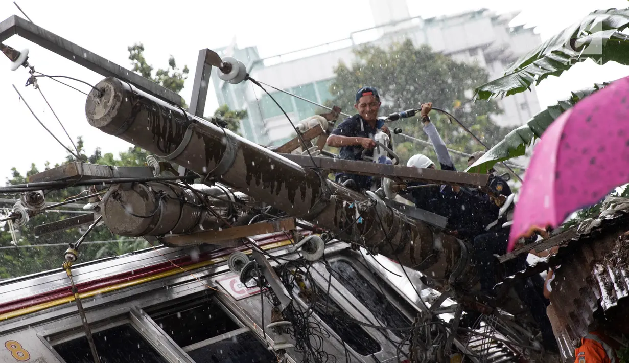 Petugas mengevakuasi gerbong KRL yang anjlok di Kebon Pedes, Bogor, Jawa Barat, Minggu (10/3). Kecelakaan KRL jurusan Jatinegara-Bogor tersebut menyebabkan enam orang luka-luka, termasuk masinis kereta. (Liputan6.com/Immanuel Antonius)