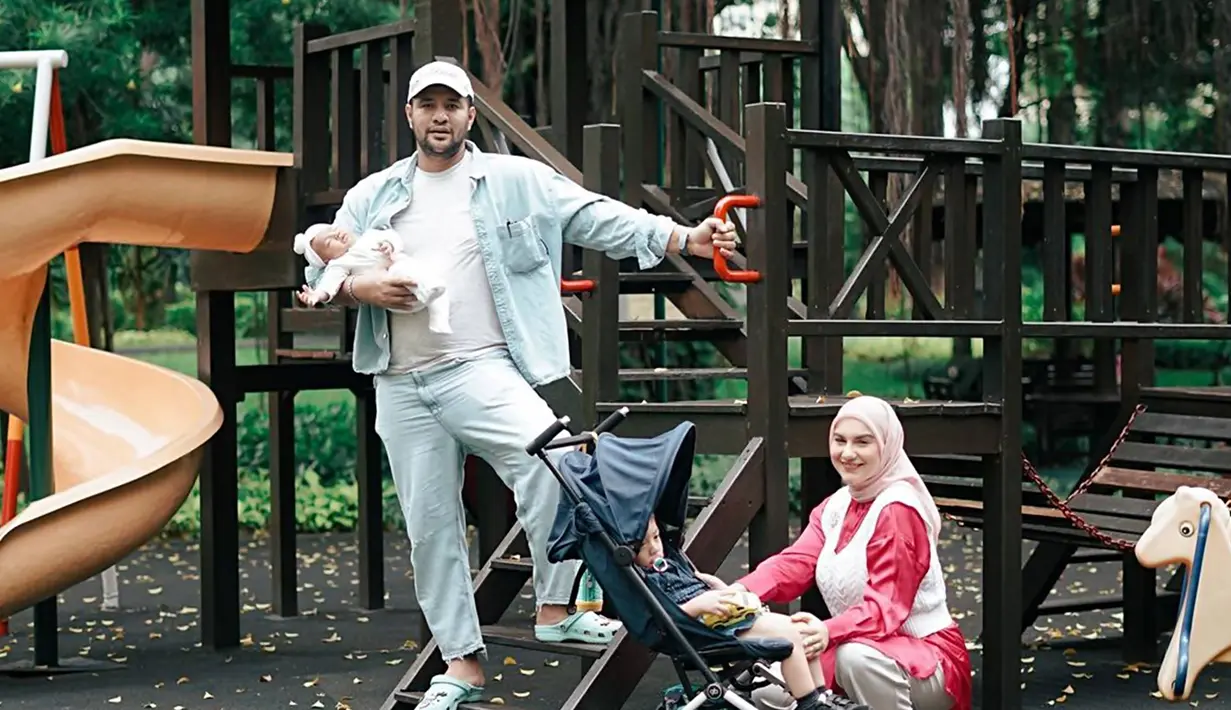 Dalam momen kebersamaan tersebut, pasangan pesinetron ini pun terlihat kompak saat mengasuh buah hati bersama. Baby Air pun terlihat tenang saat naik stroller dan baby Ara digendong oleh Ammar Zoni. Kebersamaan keduanya ini kerap menjadi sorotan sebagai keluarga yang rukun dan harmonis. (Liputan6.com/IG/@_irishbella_)