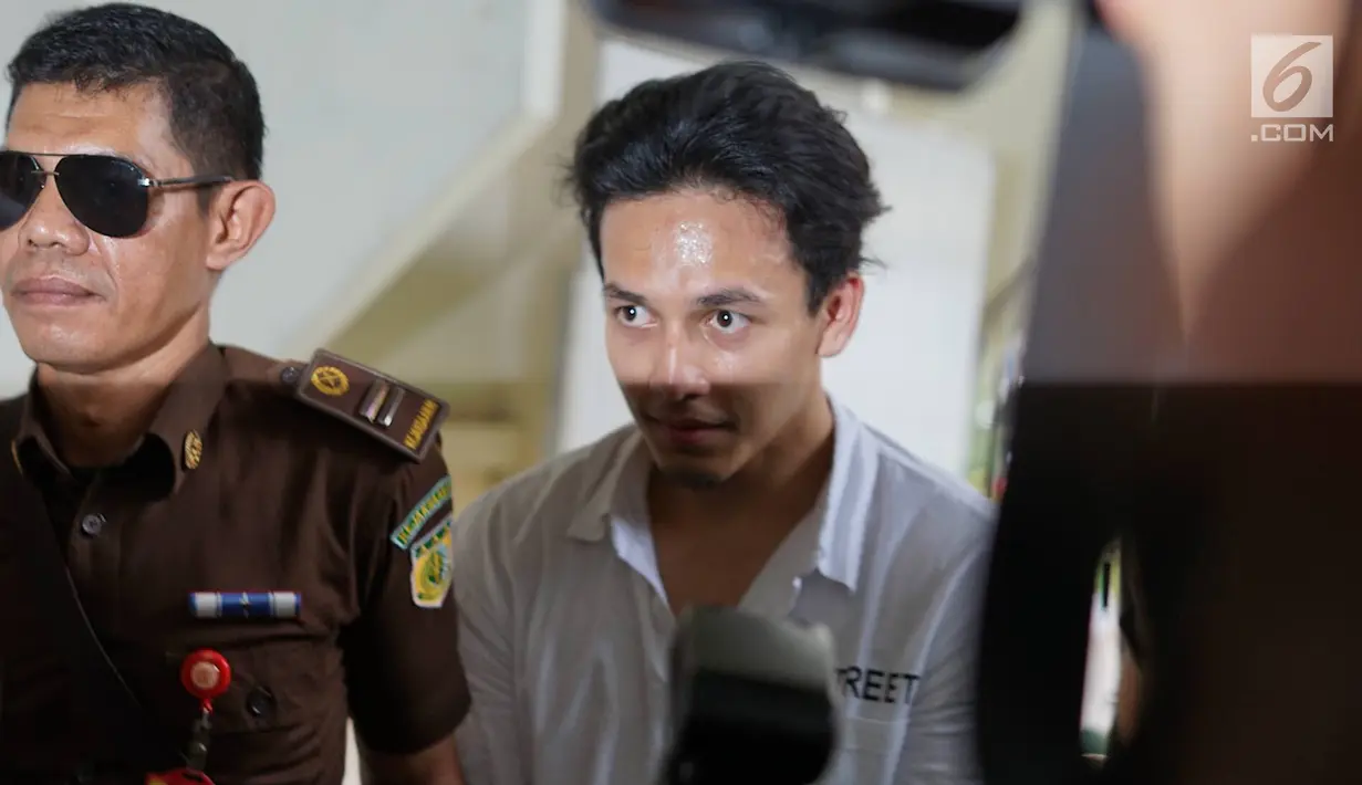 Aktor Jefri Nichol tiba di Pengadilan Negeri (PN) Jakarta Selatan untuk menjalani sidang perdana kasus dugaan penyalahgunaan narkoba, Senin (9/9/2019). Jefri Nichol yang datang dengan tangan diborgol menjalani sidang beragenda pembacaan dakwaan jaksa penuntut umum. (Liputan6.com/Immanuel Antonius)