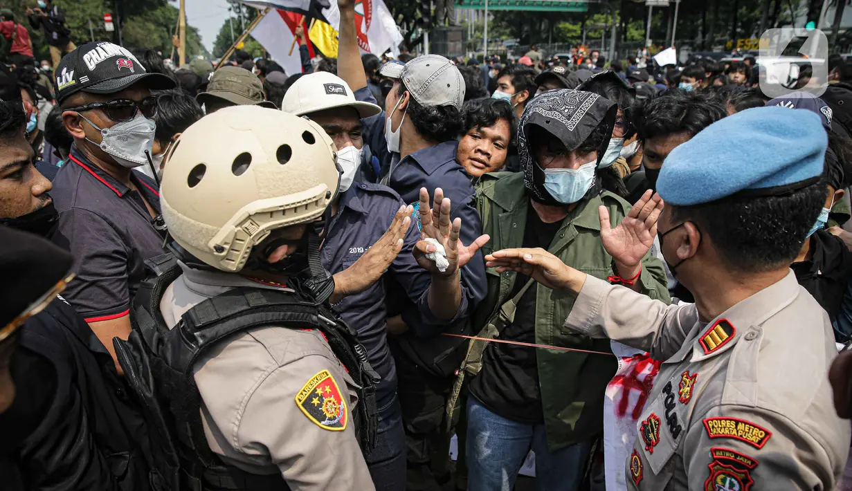 Massa Aliansi BEM SI berselisih dengan polisi saat menggelar aksi peringatan evaluasi dua tahun Kabinet Indonesia Maju di kawasan Patung Kuda, Jakarta, Kamis (21/10/2021). Aksi ini bentuk penyampaian aspirasi dan kritik atas kinerja pemerintahan Jokowi-Ma'ruf Amin. (Liputan6.com/Faizal Fanani)