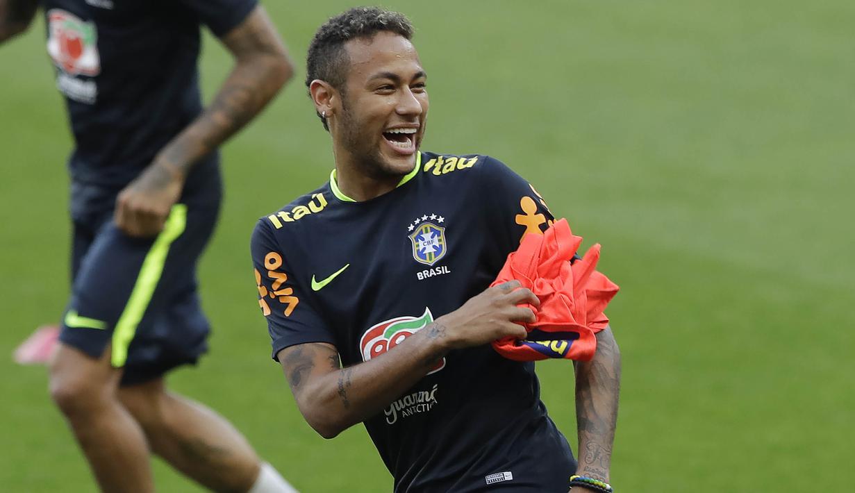 Striker Brasil, Neymar, bercanda bersama rekannya saat mengikuti sesi latihan bersama timnas Brasil jelang laga kualifikasi piala dunia 2018 di Porto Alegre, Brasil, Selasa (29/8/2017). Brasil akan berhadapan dengan Ekuador. (AP/Andre Penner)