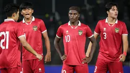 Pemain Timnas Indonesia U-20, Hugo Samir bersama rekannya saat melawan Timnas Fiji U-20 pada laga International Friendly Match U-20 di Stadion Utama Gelora Bung Karno (SUGBK), Jakarta, Jumat (17/02/2023). Timnas Indonesia U-20 menang dengan skor 4-0. (Bola.com/Bagaskara Lazuardi)