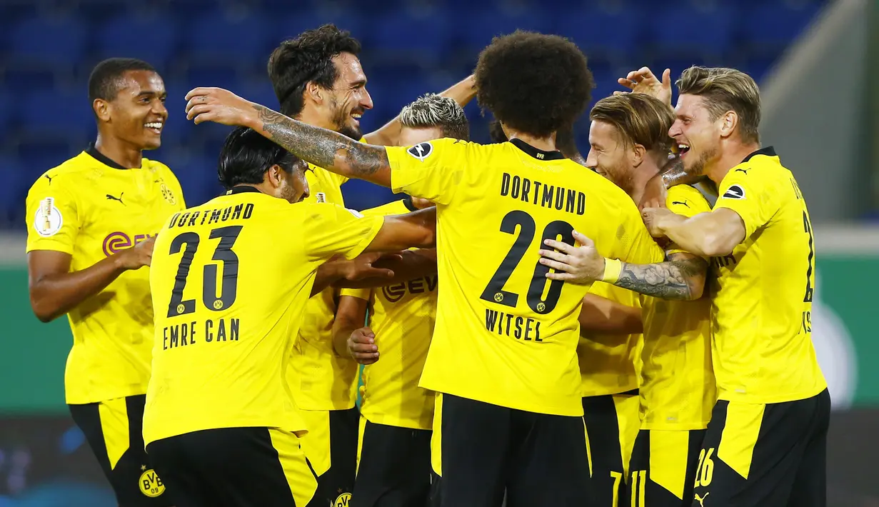 Pemain Borussia Dortmund merayakan gol yang dicetak Marco Reus ke gawang MSV Duisburg pada laga DFB-Pokal di Schauinsland-Reisen-Arena, Selasa (15/9/2020). Borussia Dortmund menang 5-0 atas MSV Duisburg. (AFP/Thilo Schmulgen/pool)