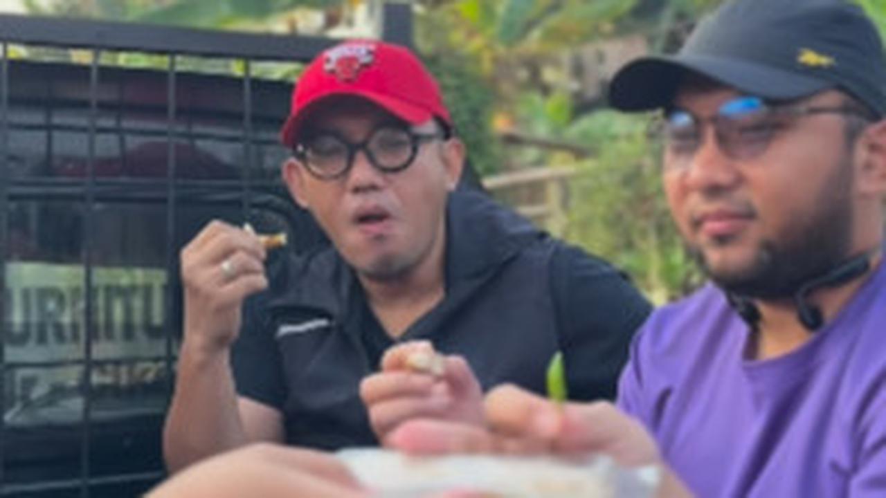 Anak Buah Prabowo Subianto Naik Mobil Bak Terbuka Sambil Makan Gorengan bareng Teman-Teman, Aksinya Tuai Sorotan