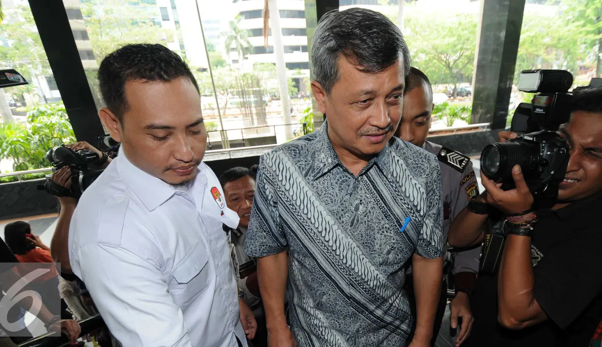 Komjen Pol (Purn) Oegroseno berjalan masuk gedung KPK, Jakarta, Selasa (17/11). Kedatangan Oegroseno untuk melaporkan Ketua Umum KONI Pusat Tono Suratman terkait dugaan penyalahgunaan anggaran PP PTMSI. (Liputan6.com/Helmi Afandi)
