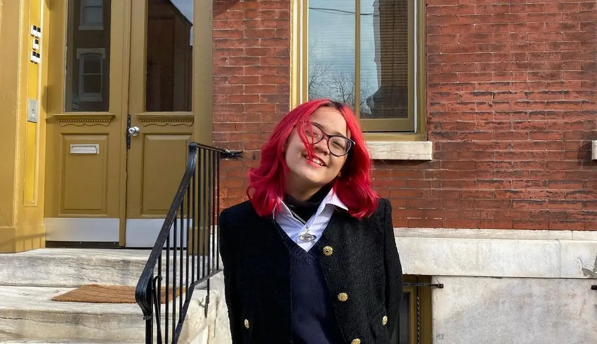 Presenter dan pembawa acara itu menceritakan pengalaman putrinya tinggal memiliki uang sekitar 40 dollar AS atau sekitar Rp 600.000 untuk waktu seminggu. Dari situ, putrinya berusaha mencari uang tambahan. Meskipun Uya Kuya juga tak mempermasalahkan saat putrinya minta uang tambahan. [Instagram/cintakuya]