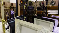 Pengunjung mengambil bagian dalam pameran pemakaman di Moskow, Rusia, pada Selasa (26/10/2021). Pameran pemakaman tahunan tersebut telah dibuka di Moskow meskipun ada peningkatan kasus pandemi virus corona COVID-19. (Dimitar DILKOFF / AFP)