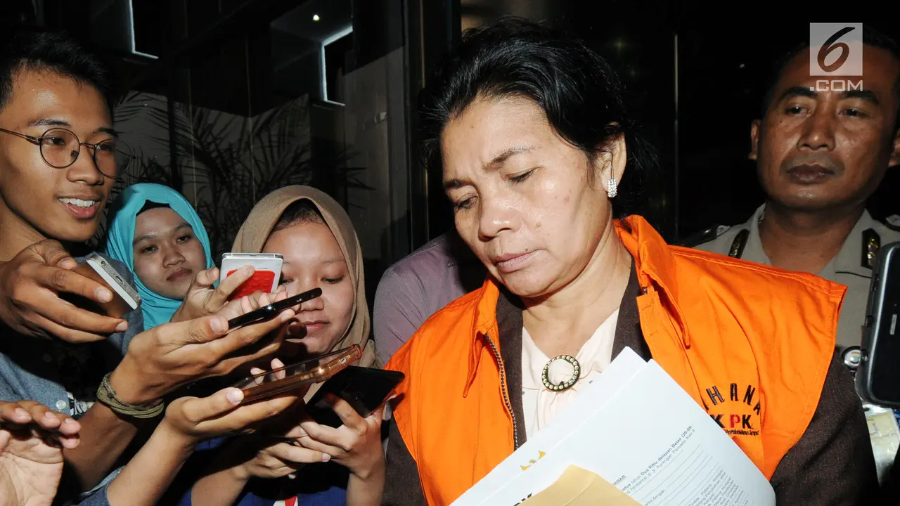 Kenakan Rompi Tahanan KPK, Merry Purba Tertunduk Lesu