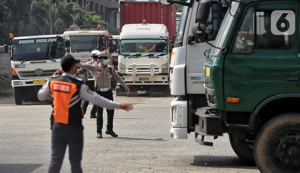 Puluhan petugas gabungan dari unsur Polisi Lalu Lintas dan Dinas Perhubungan Daerah Khusus Jakarta melakukan pengaturan lalu lintas untuk mengurai kemacetan panjang di sekitar Pelabuhan Tanjung Priok, Jakarta, Jumat 18 April 2025. (Liputan6.com/Angga Yuniar)