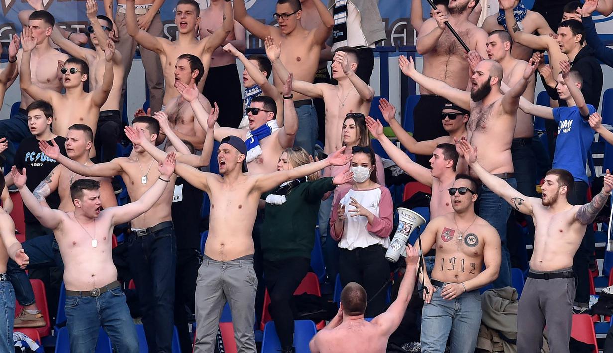Suasana suporter saat pertandingan antara FC Minsk melawan FC Dinamo-Minsk pada laga Liga Belarusia, Sabtu (28/3/2020). Di tengah wabah virus Corona, Liga Belarusia tetap digelar seperti biasa bahkan tetap dipadati suporternya. (AFP/Sergei Gapon)