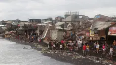Suasana desa Pigcale pasca terkena Topan Melor, di kota Legazpi, provinsi Albay, Filipina (15/12). Kedatangan Topan Melor membuat 800.000 orang dievakuasi dari Filipina tengah. (REUTERS/Rhaydz Barcia)