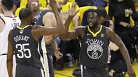 Selebrasi Kevin Durant dan Draymond Green di gim kedua final NBA (AP)