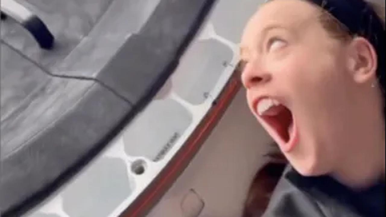 Sebuah video di media sosial memperlihatkan ekspresi melongo seorang astronot perempuan ketika roket yang ditumpanginya baru saja sampai di luar angkasa.&nbsp;