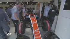 Mobil Rio Haryanto terpaksa masuk paddock karena mengalami masalah Drivline menurut pihak Manor Racing lewat akun Twitternya, Minggu (20/3/2016). (Bola.com/F1/Twitter)
